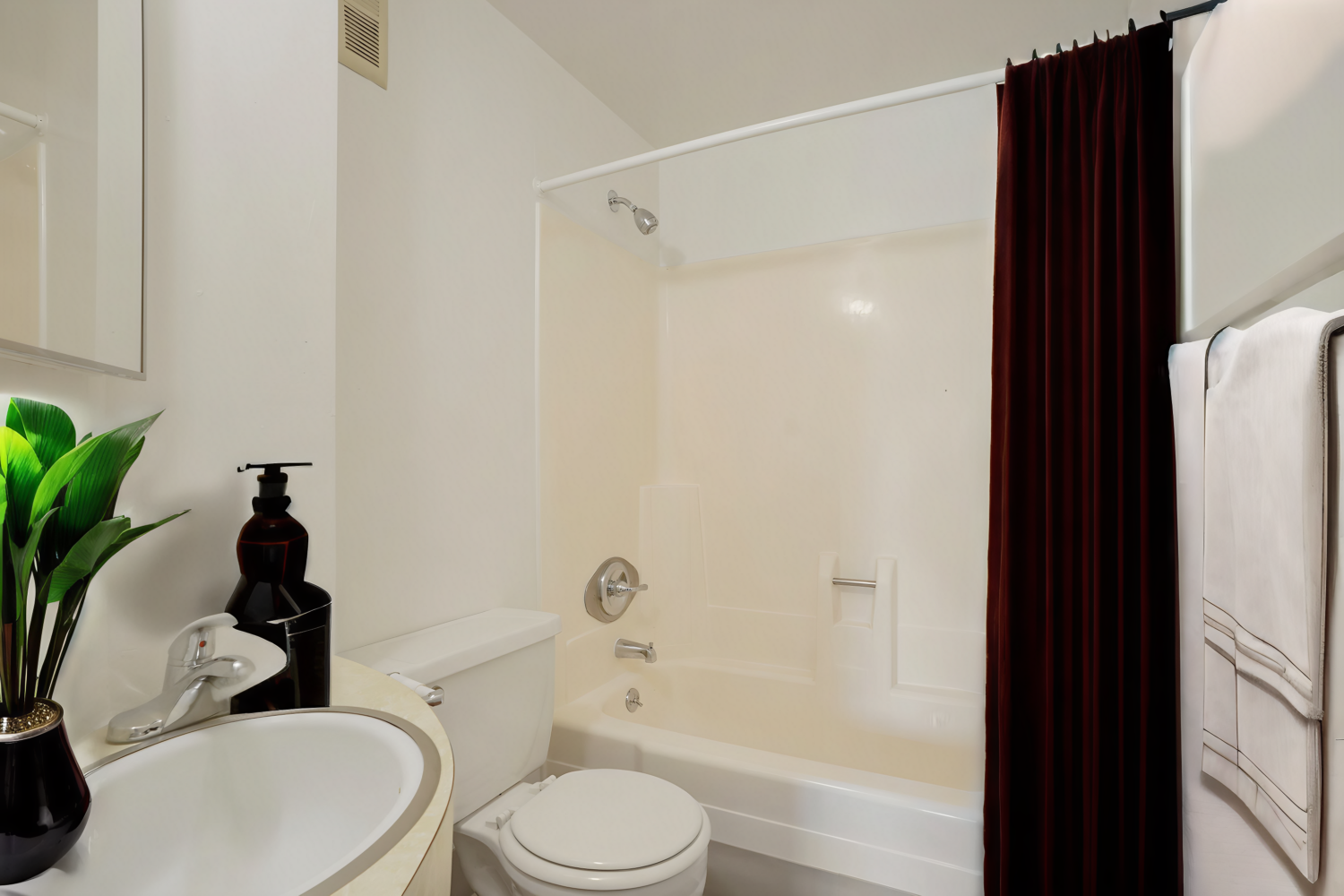 Stonehedge Place Apartments Bathroom
